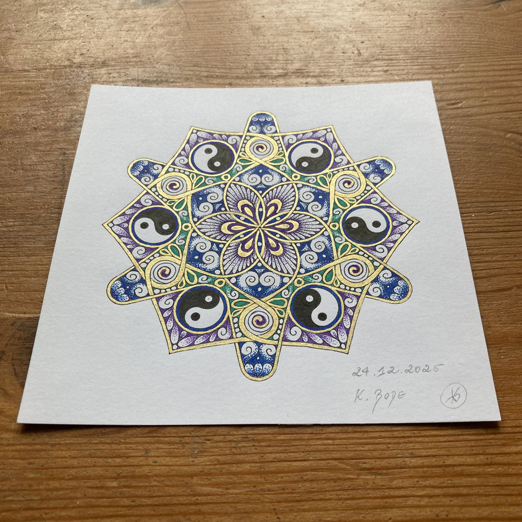Mandala Original handgezeichnet „Yin & Yang - Blume des kosmischen Gleichgewichts“ – Spirituelles Kunst Unikat für den Altar & zur Raumharmonisierung